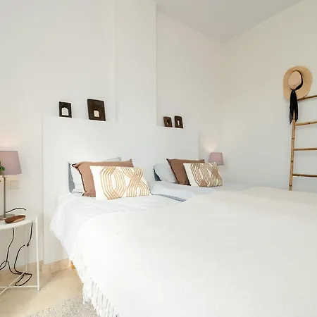 Lovely With Shared Pool Marbella